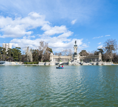 Boating at Retiro Park - where to rent a boat - Rent & Roll Madrid