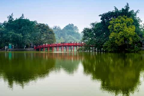 Hanoi: Traditional Ao Dai Dress and Non La Hat Rental