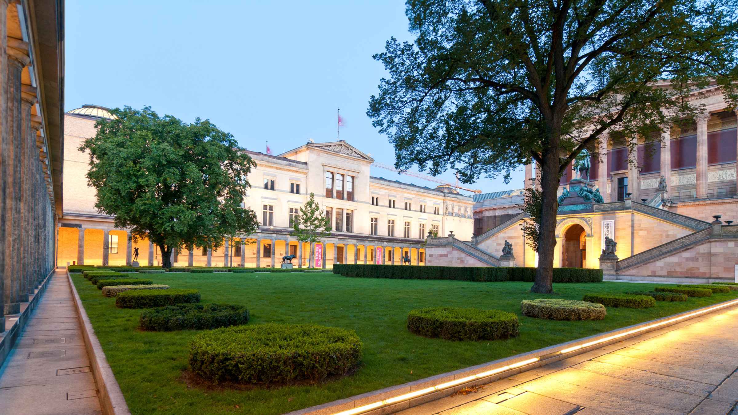 Neues Museum Guerra Fria GetYourGuide