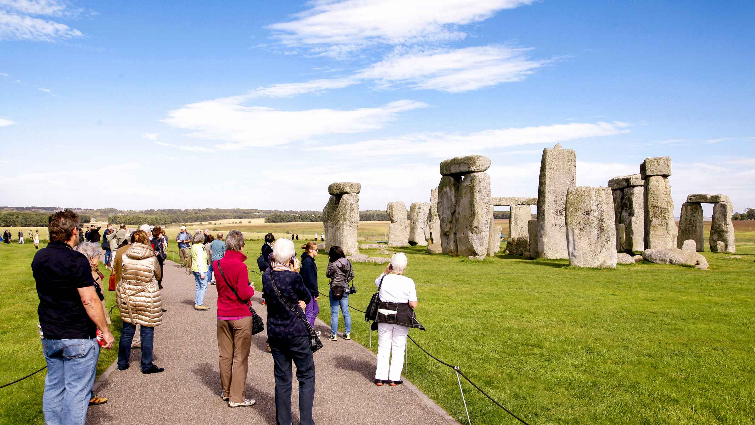 Uk stone. Стоунхендж в Англии. Стоунхендж сейчас. Боудикка и Стоунхендж. Стоунхендж туристы.