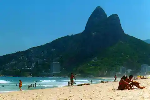 6. Morro Dois Irmãos