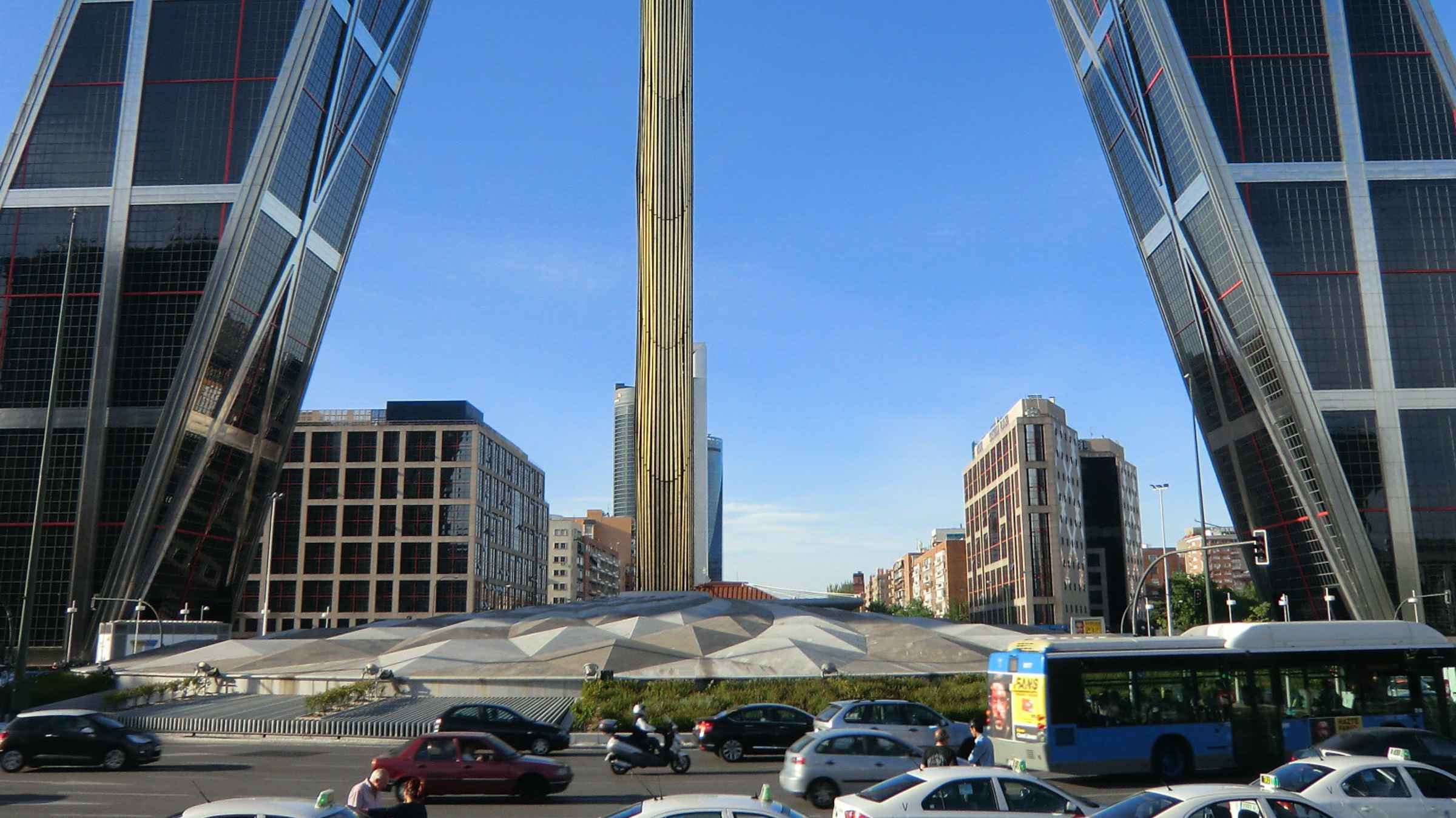 Ворота в европу мадрид призма. Ворота в европу. Ворота европы филип джонсон. Ворота европы это. Башни ворота в европу мадрид.