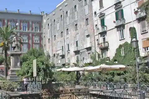 10. ベリーニ広場
