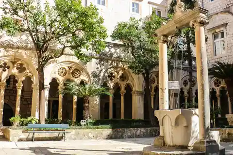 9. Dominikaaniluostari ja museo