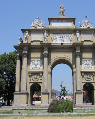 フィレンツェ 凱旋門 フィレンツェ共和国広場の美しい凱旋門と老舗