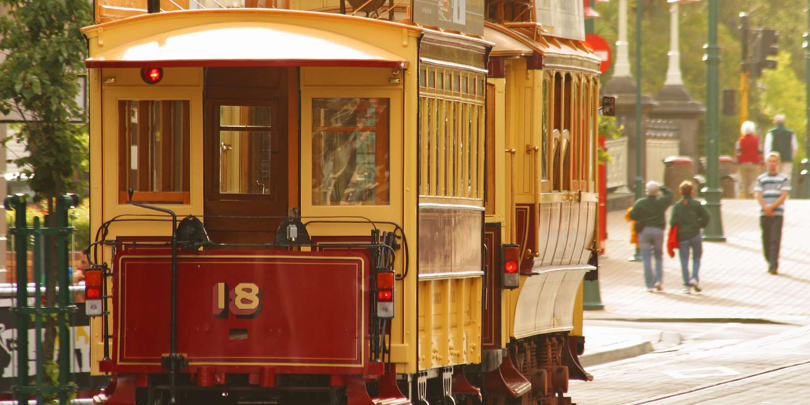Трамвай по английски. Трамвай на английском. Ретро трамвай фото. Красивые картинки необычных мест со старинными трамваями.