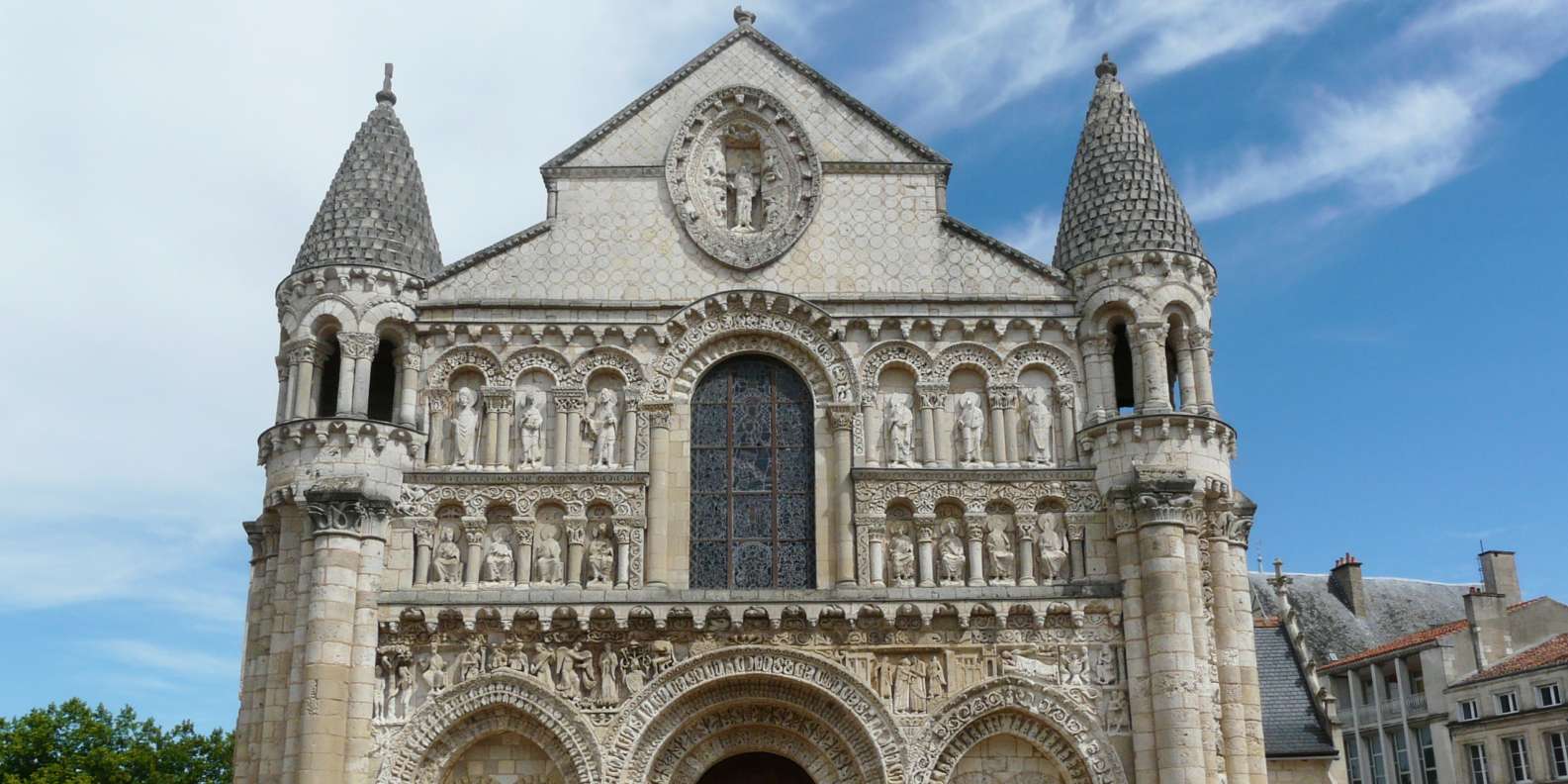 Нотр дам ля гранд. Нотр-дам ла Гранд в Пуатье стиль. Церковь Нотр-дам-ля-Гранд в Пуатье, Франция.