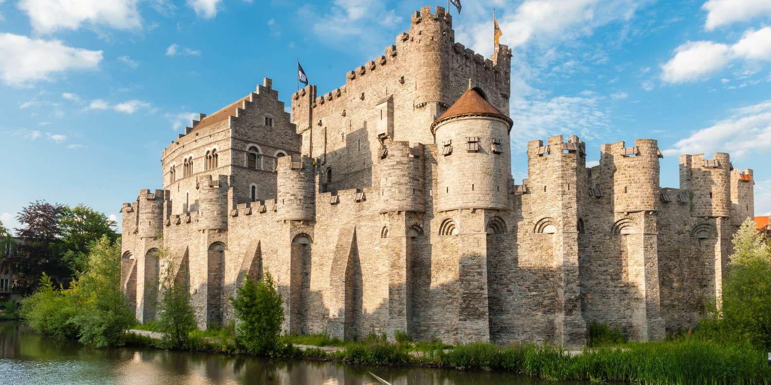Il castello dei conti di Fiandra, in neerlandese Gravensteen, è un castello medievale della città belga di Gand/Gent, nelle F