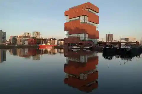 2. Museum Aan de Stroom