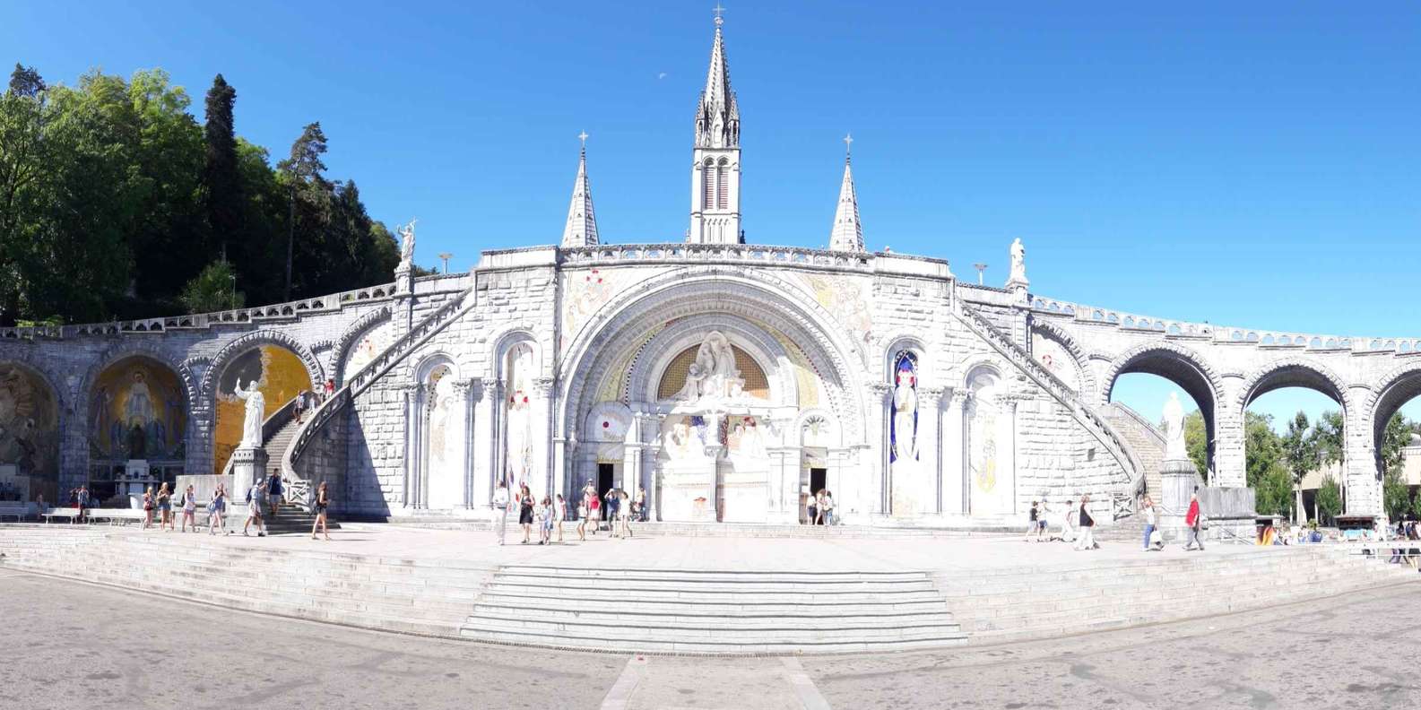 Basílica de Nuestra Señora del Rosario, Lourdes Iglesias y catedrales
