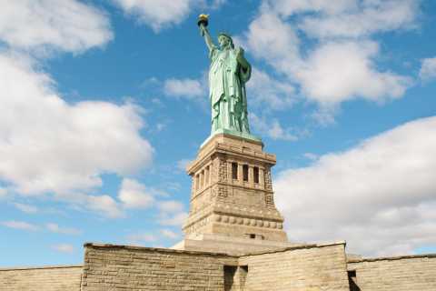 New Jersey Pedestal Reserve - Statue - City Experiences™