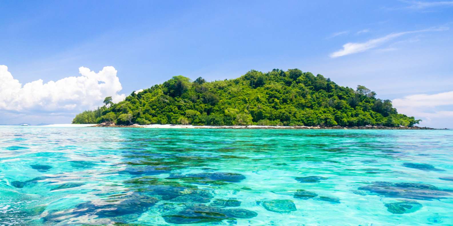 Райские необитаемые острова с голубой водой