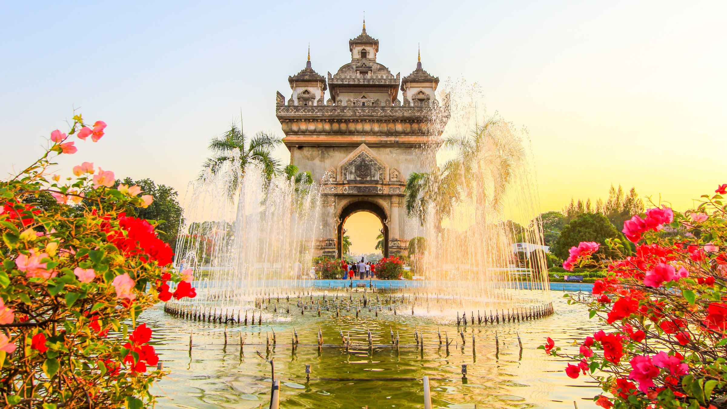 Вьентьян. Лаос Вьентьян. Триумфальная арка Патусай Вьентьян Лаос. Лаос столица достопримечательности. Вьентьян достопримечательности.