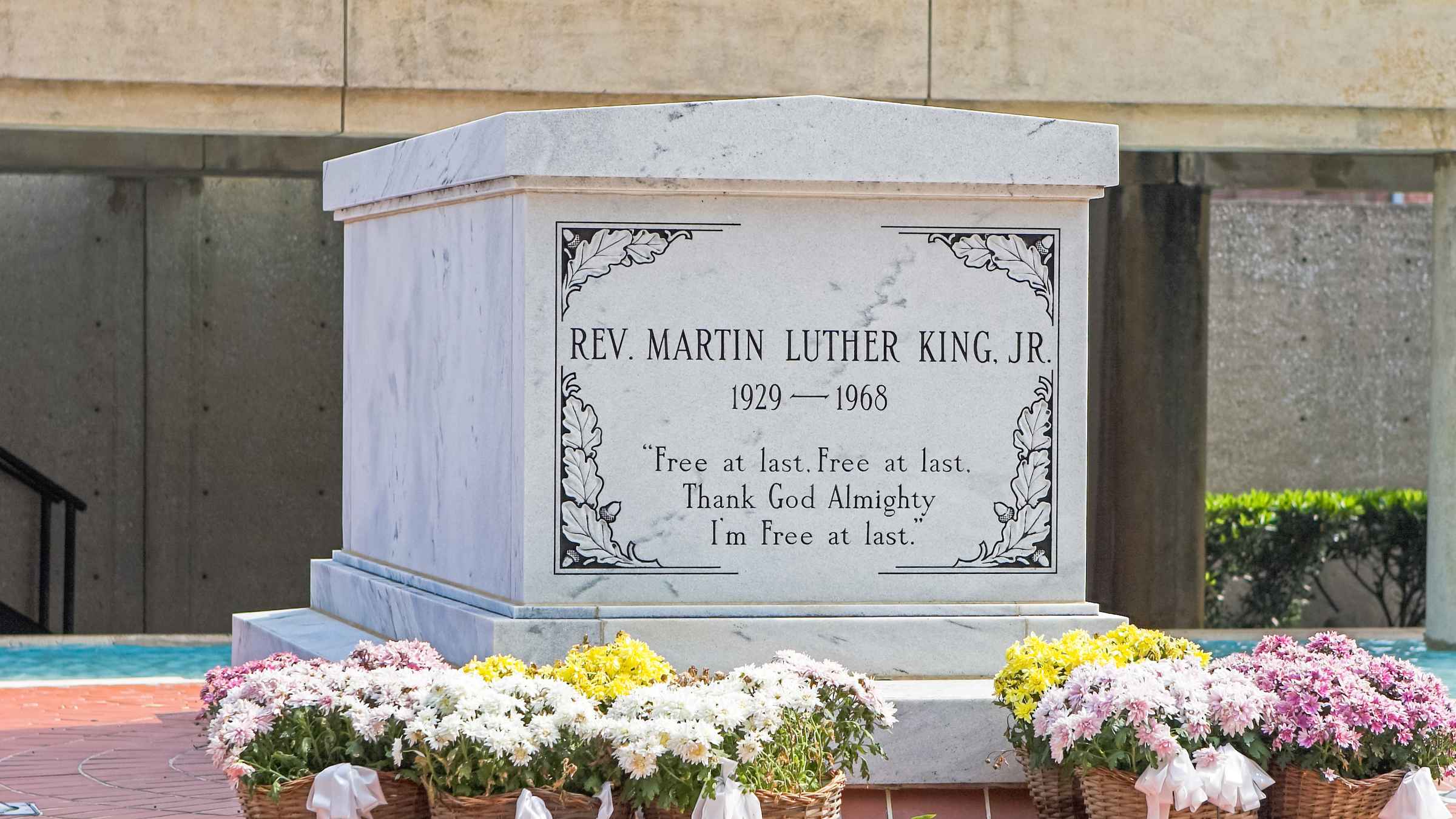 Martin Luther King Jr Gravesite - Photos Atlanta Remembers Martin ...