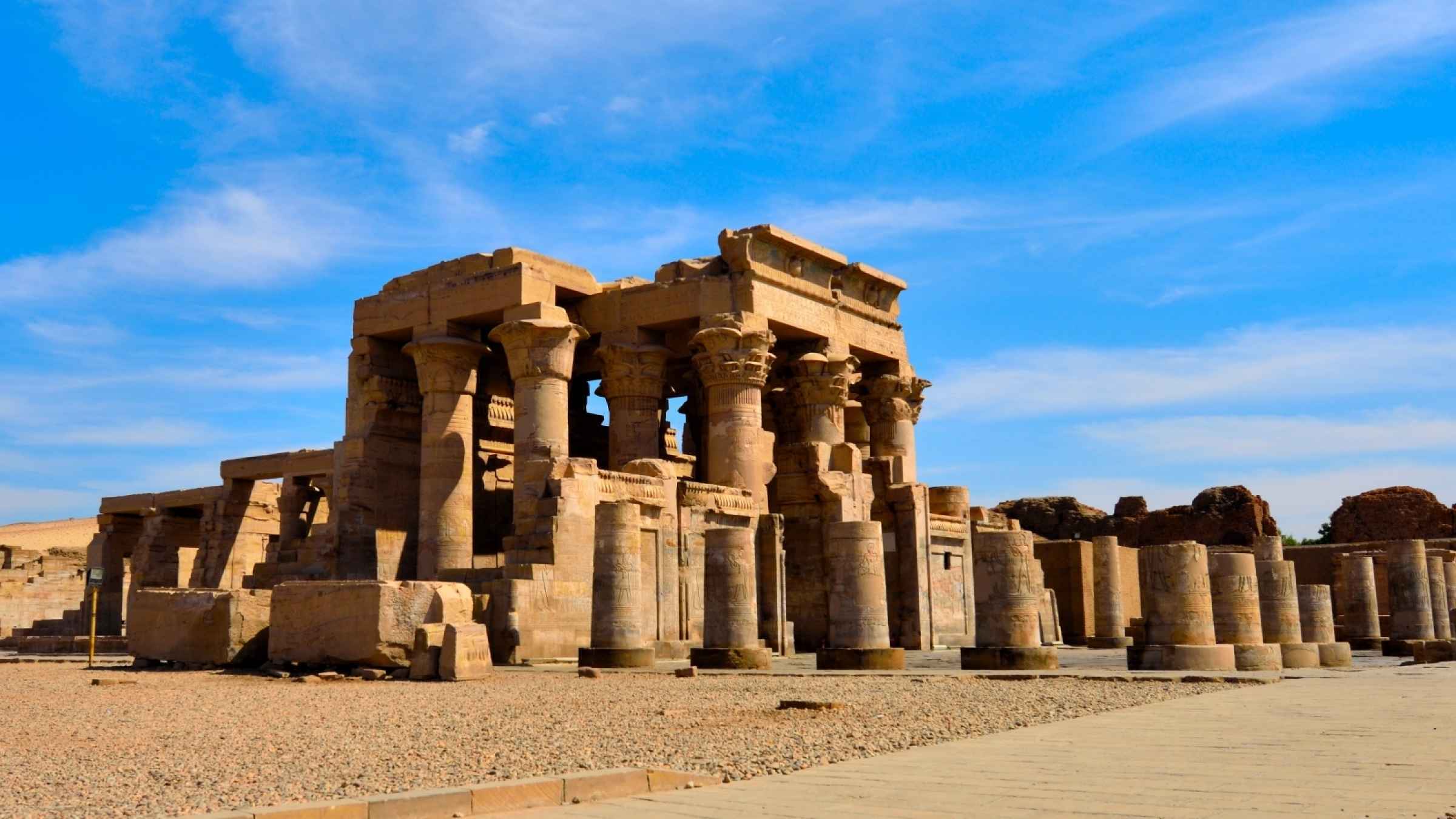 Храм комья. Nile: Луксор Egypt. Kom Ombo Temple. Храм ком Омбо Египет круиз Нил. The Temple of Sobek (kom Ombo) Museum.