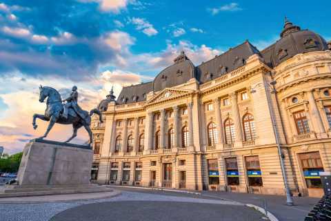 Bucarest, Roumanie - 05.20.2022 : Gros Plan Avec La Barre De Capot