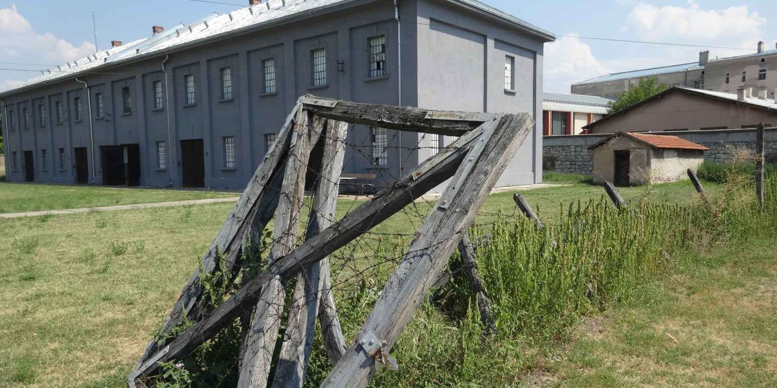 세계 관광객이 인증하는 크르베니 크르스트 강제 수용소 인기 티켓, 투어 | 겟유어가이드 | GetYourGuide, image size:1585x792