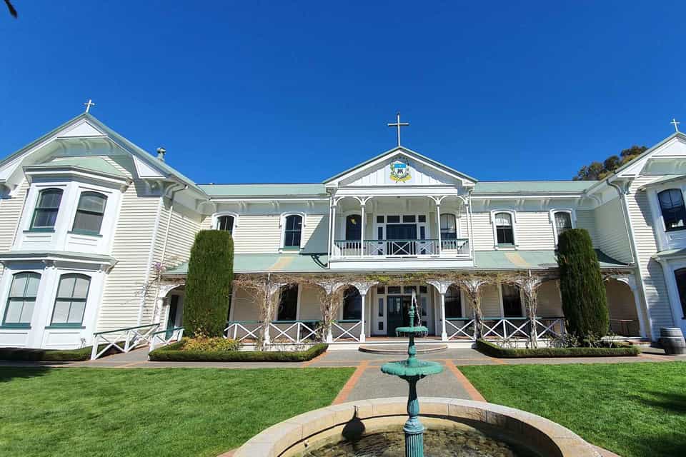 Clearview Estate Winery & Clearview Estate Red Shed Restaurant in Hawke