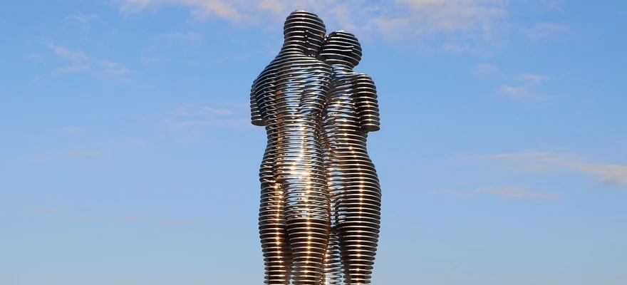 Ali & Nino Statue