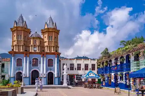 7. Réplica del Peñol