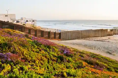 1. El Muro en la Playa