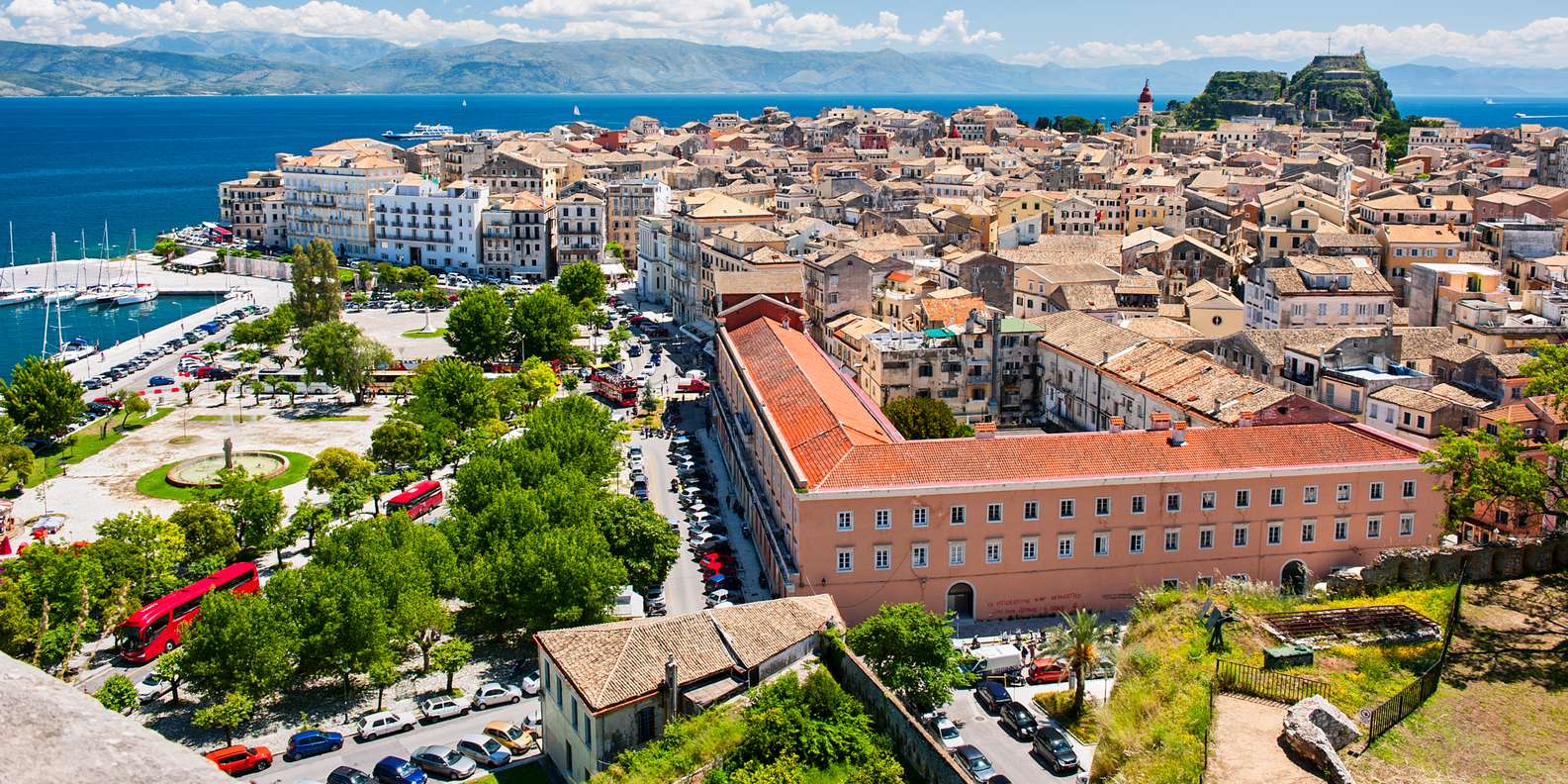 Foto Mulher viajante viajar para a cidade velha de Split na