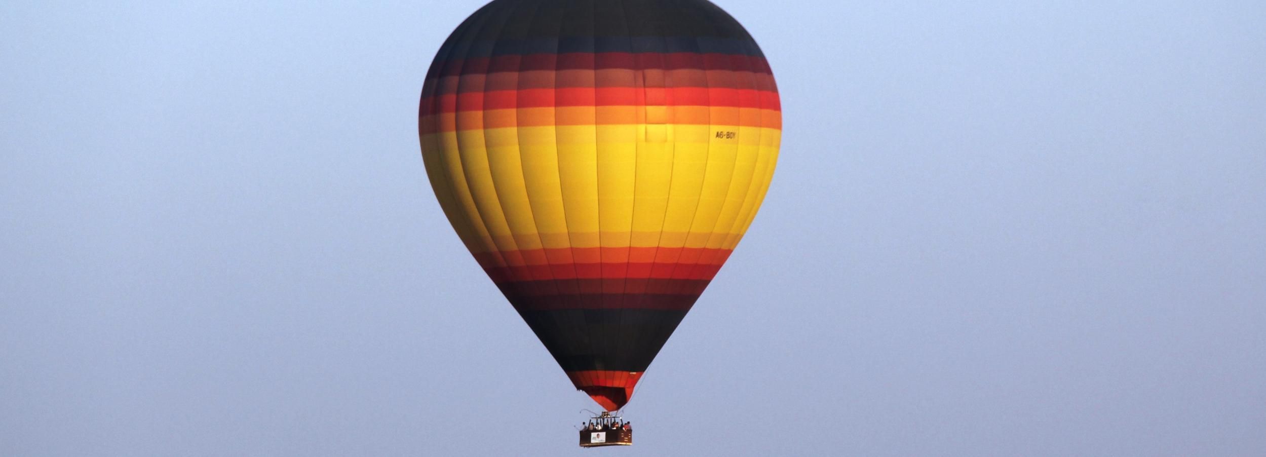 Dubai: Hot Air Balloon Ride, Breakfast & Desert Safari