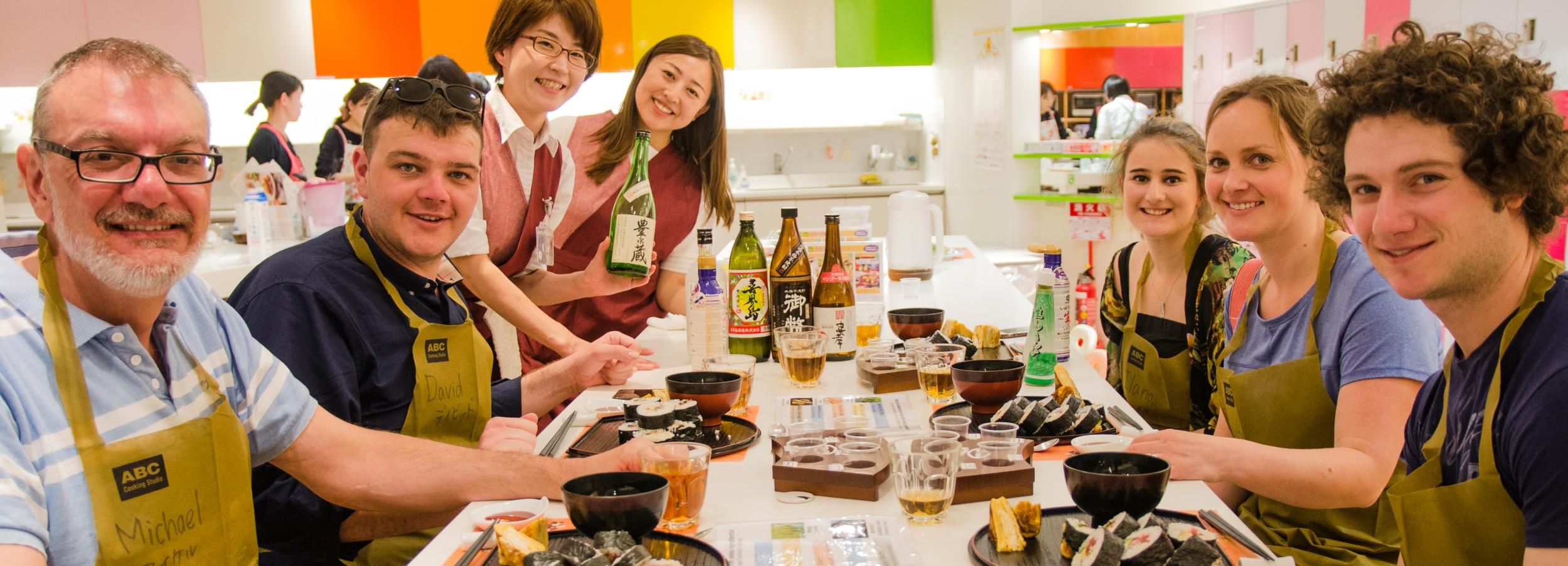 Tokyo: Tsukiji Market Walking Tour & Rolled Sushi Class