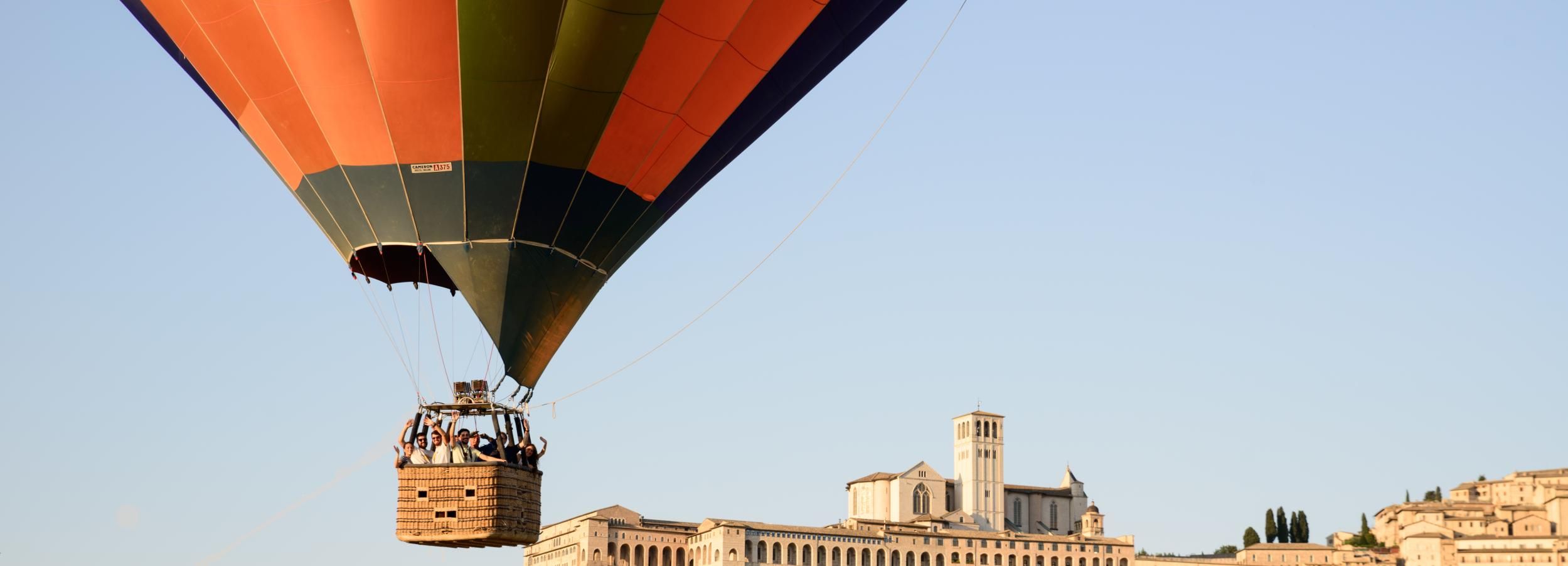 Assisi: mongolfiera, colazione e degustazione di vini