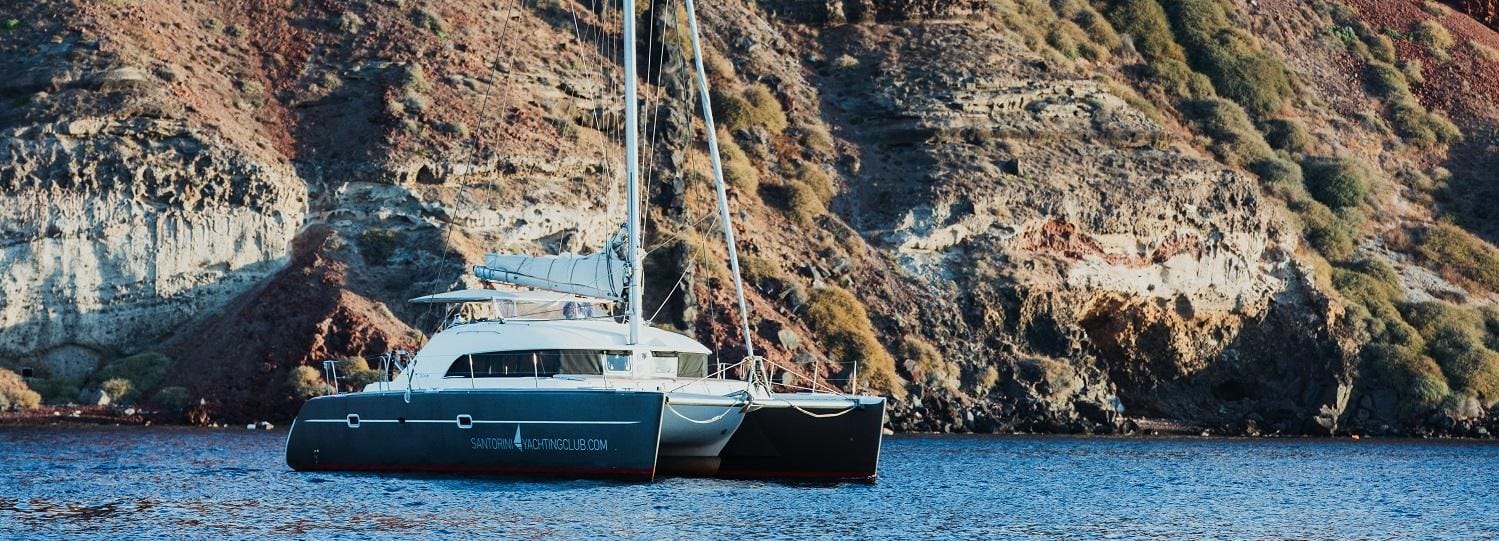 Santorini: crucero romántico en catamarán privado