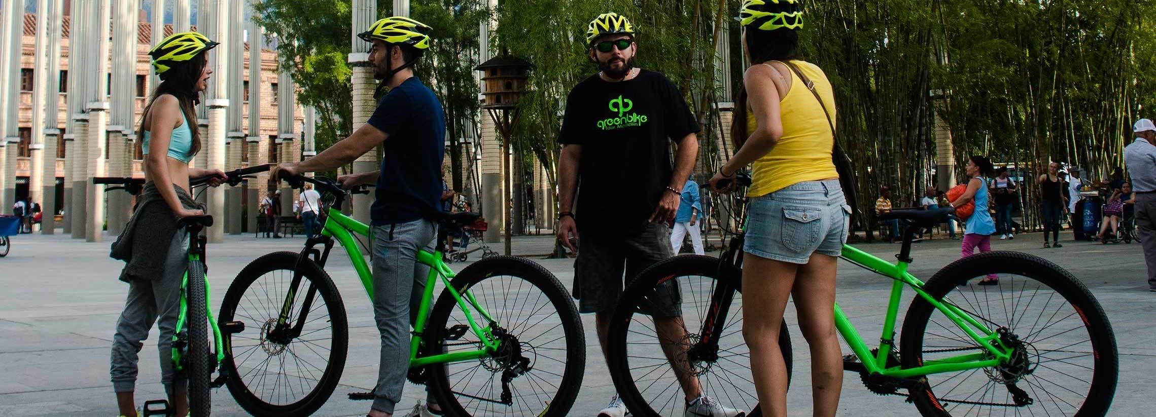 Medellin: Bike City Tour with Local Food and Drink Tastings