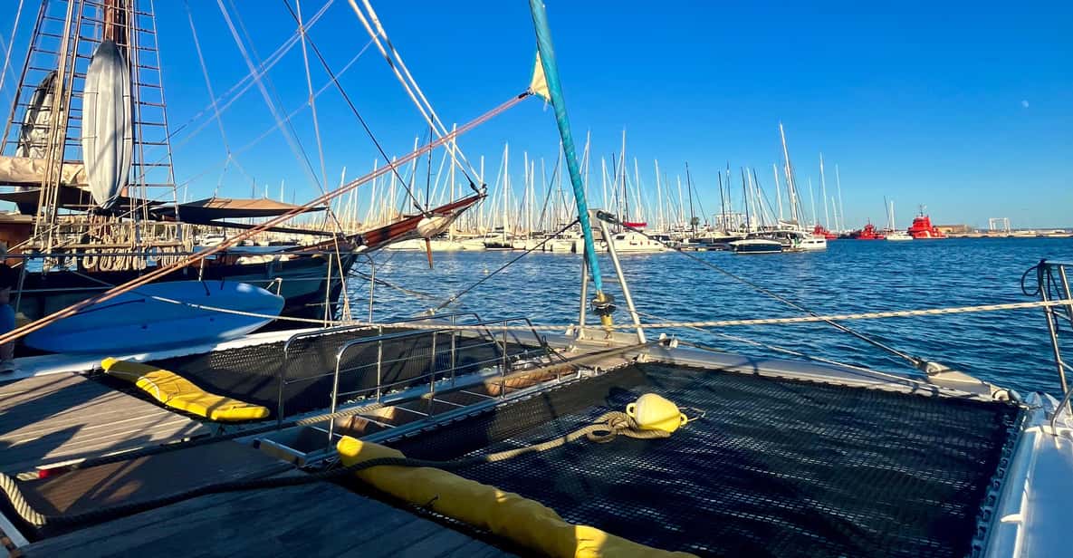 Palma de Mallorca, paseo en catamarán a vela al atardecer con bebida - Hizvo