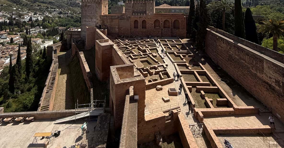 Alhambra and Nasrid Palaces Guided Tour with Tickets