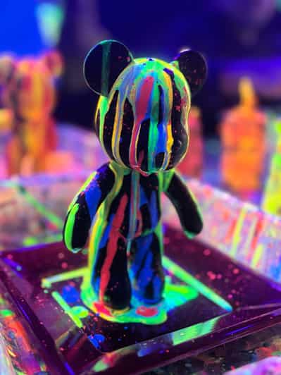 バルセロナ：ベアブリックの蛍光ペイント体験 | ワインとアート