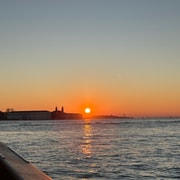 Venice at sunset, tour in a historic 1955 bragozzo with an aperitif - Hizvo