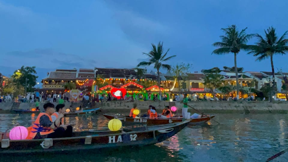Hoi An : Hoai River Boat Trip by Night and Floating Lantern