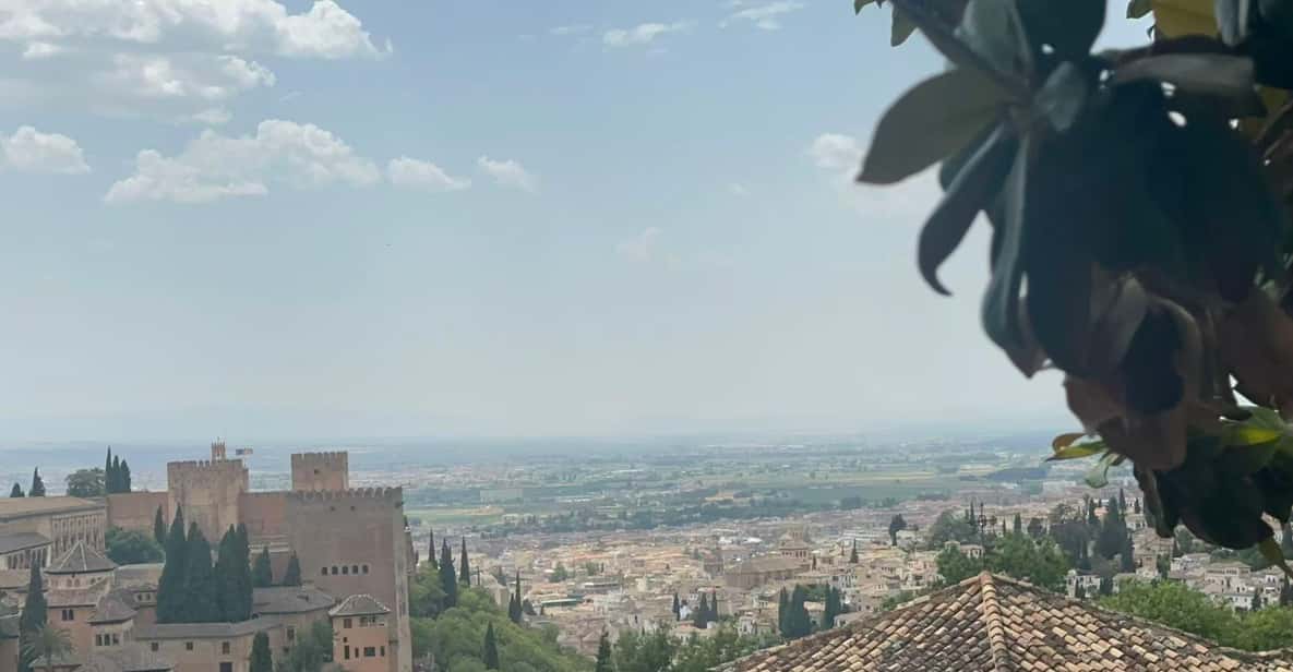 Granada: Alhambra & Nasrid Palaces Tour with Tickets