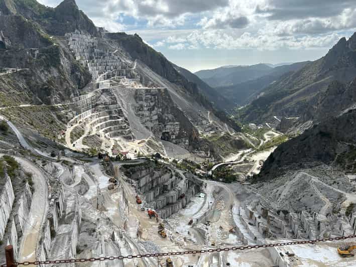 カッラーラ白大理石採石場見学、4X4体験 | GetYourGuide