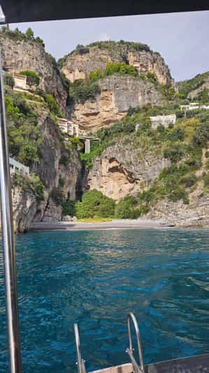 アマルフィ海岸：洞窟、ビーチ、シュノーケリングを楽しむボートツアー