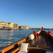 Venice at sunset, tour in a historic 1955 bragozzo with an aperitif - Hizvo