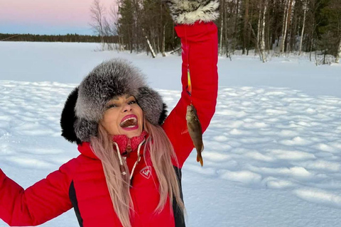 Avventura di pesca sul ghiaccio a Levi con zuppa di salmoneAvventura di pesca sul ghiaccio a Levi con la zuppa di salmone