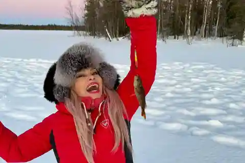 Aventura de pesca en hielo en Levi con sopa de salmón