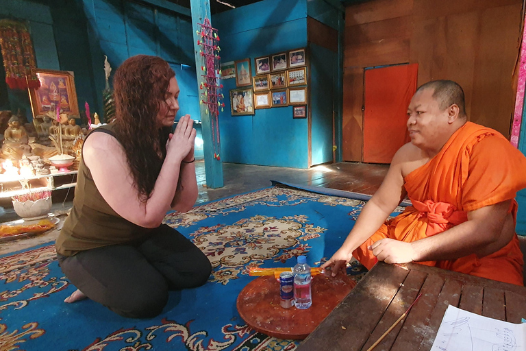 Benedizione buddista dell&#039;acqua e mercato locale a Siem Reap