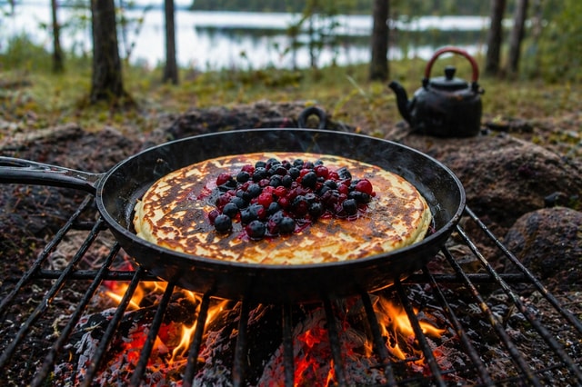 Rovaniemi: Private Berry Picking & Pancake Experience