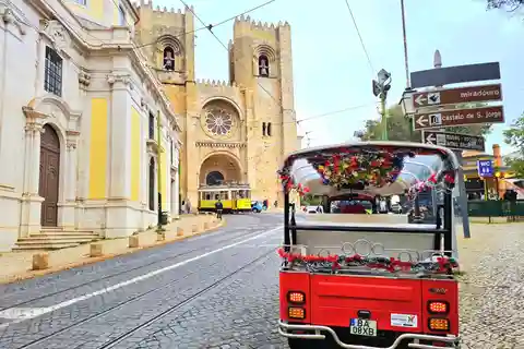 Lissabon: Gamla stan och Alfama 90 min med tuktuk