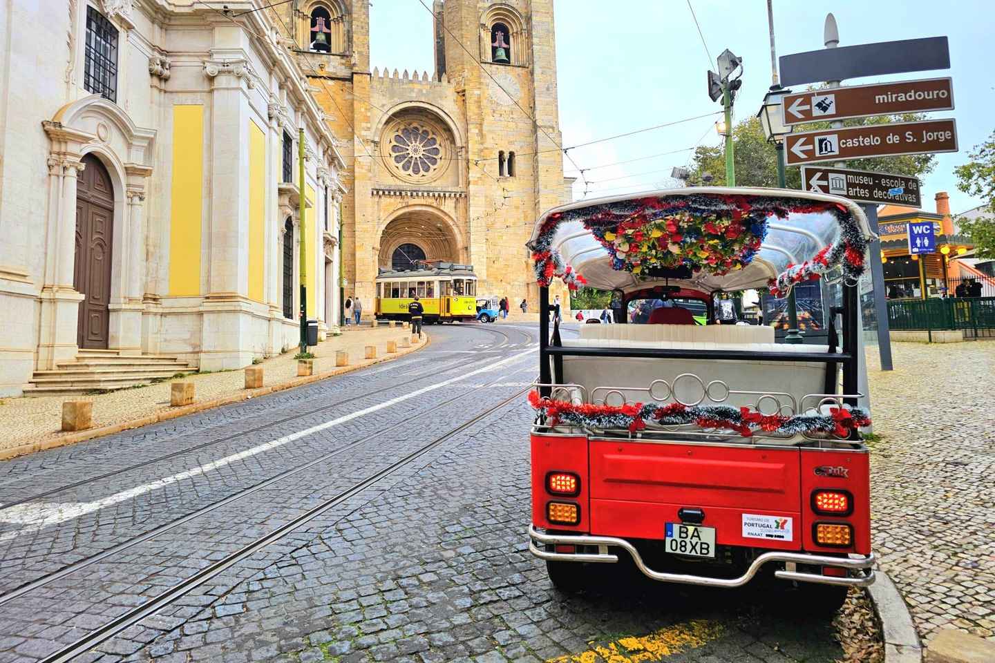 Lisbon: Oldtown and alfama 90 min by tuktuk