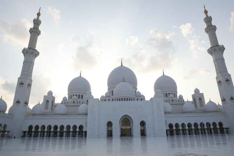 Abu Dhabi: Sheikh Zayed Grand Mosque Tour with PhotographerShared Tour