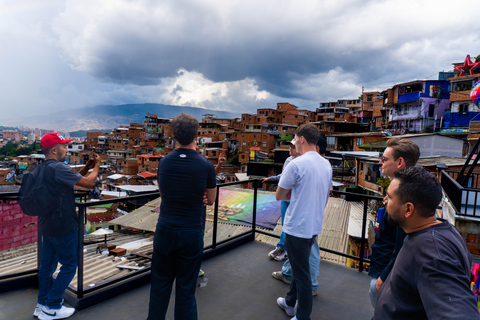 Medellín: Experience Comuna 13 with a local guide and weave your own souvenir [Max. 8]