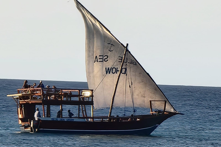 Zanzibar: Tour di Mnemba con snorkeling e delfini con barca Dhow