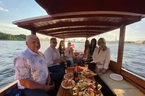 Riga : tour en bateau privé avec bière lettone et en-cas